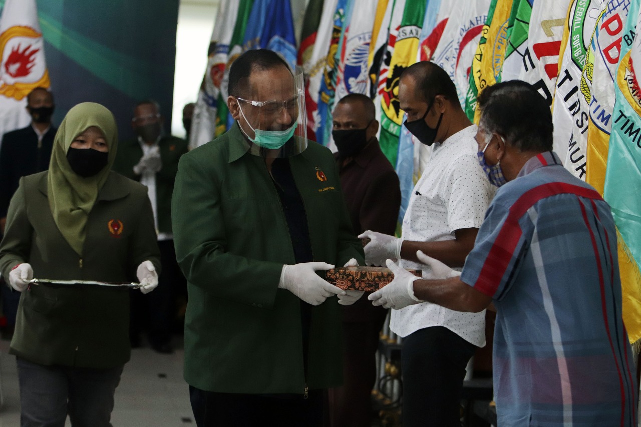 Ketua Harian KONI Jatim, M Nabil, saat memberikan apresiasi pada mantan atlet berprestasi di Gedung KONI Jatim, Surabaya, Kamis 25 Juni 2020. (Foto: Fariz Yarbo/Ngopibareng.id)