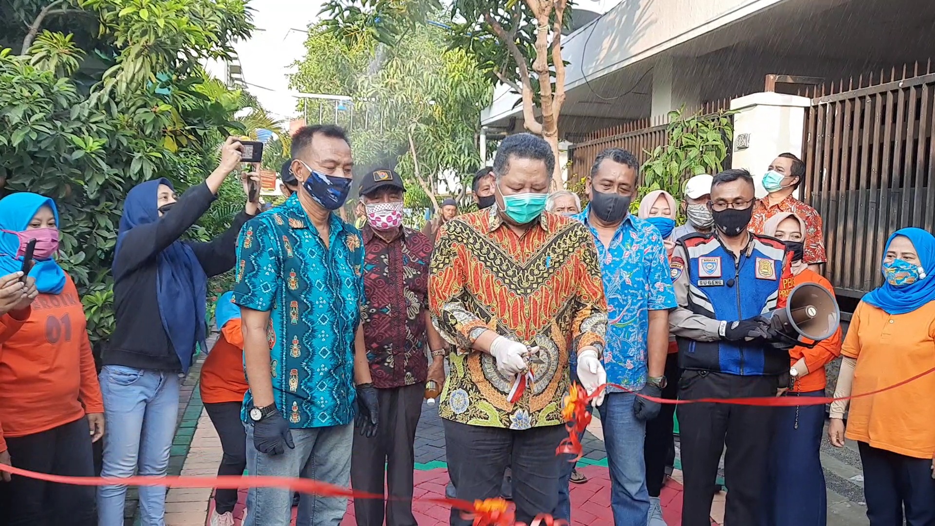 Wakil Walikota Surabaya Whisnu Sakti Buana saat meresmikan Semprotan Sepanjang 162 meter. (Foto: Alief/ngopibareng.id)