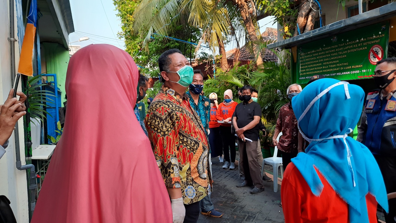 Wakil Walikota Surabaya Whisnu Sakti Buana saat mengunjungi Kampung Tangguh Kranggan. (Foto: Alief/ngopibareng.id)