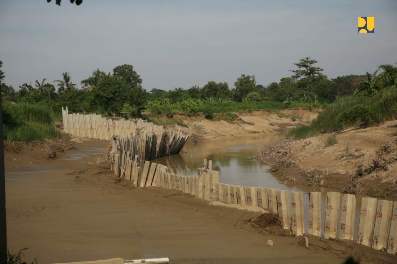 Kementerian PUPR bongkar sheetpile milik waterpark di Sungai Cibeet. (Kementerian PUPR)