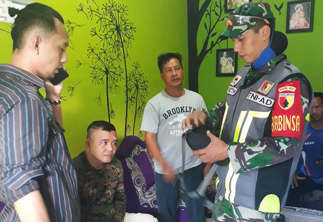 Mashuri (duduk), anggota TNI gadungan, pelaku penipuan rekrutmen pegawai PT KAI. (Foto: Istimewa)