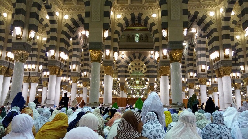 Umat Islam ketika beribadah di Masjid Nabawi Madinah. (Foto: istimewa)