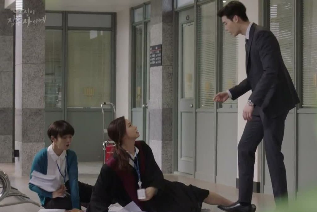 Salah satu adegan drama Korea (drakor) While You Were Sleeping. (Foto: SBS)