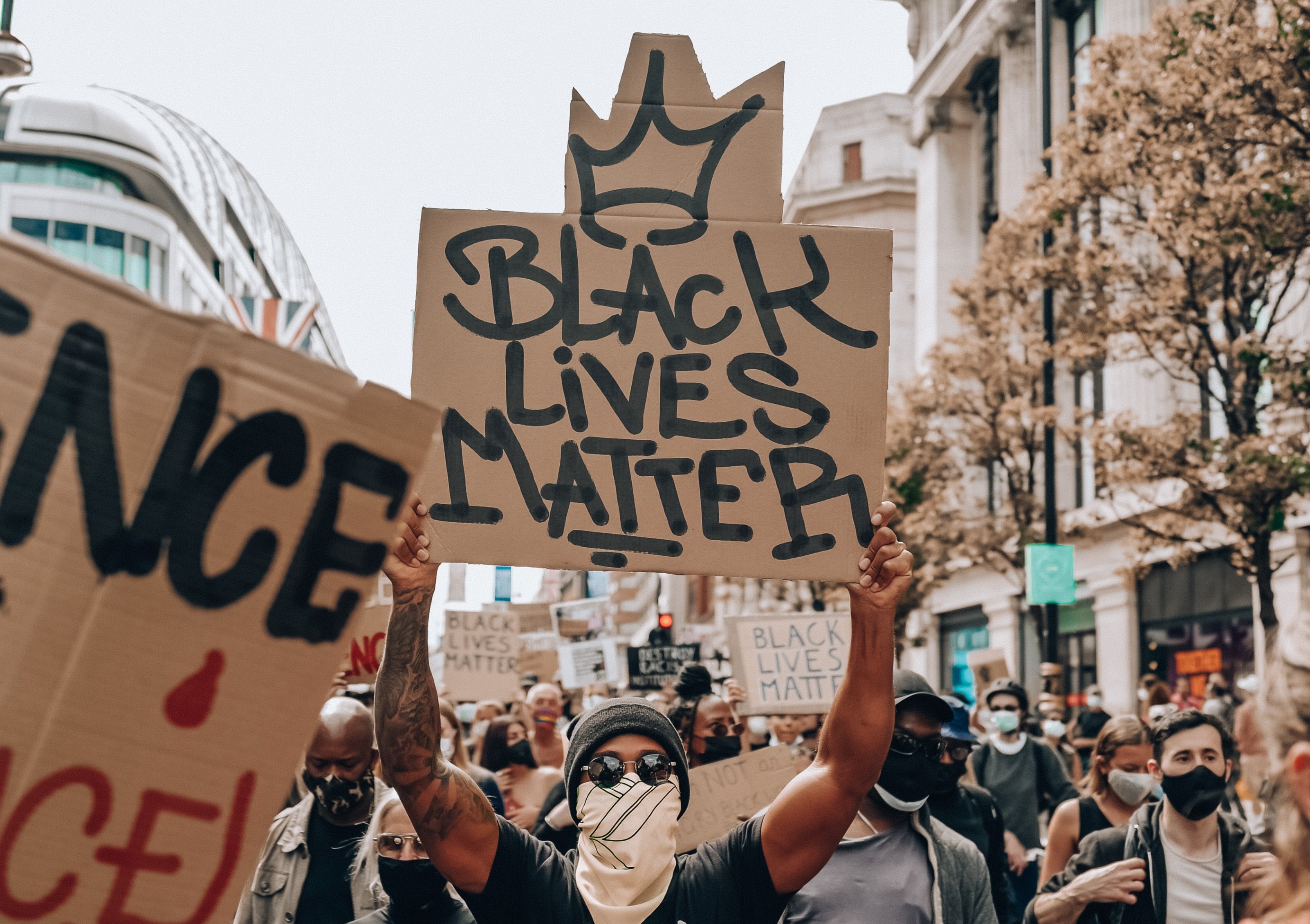 Lewis Hamilton saat turun ke jalan dalam aksi Black Lives Matter di Inggris. (Foto: Twitter/@LewisHamilton)