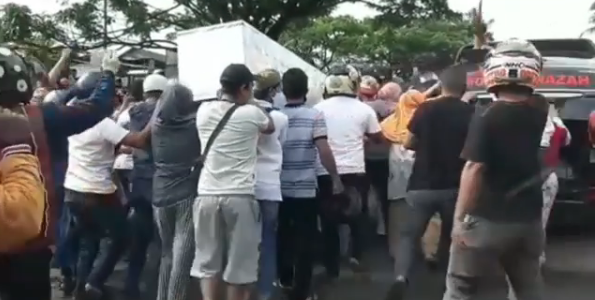 Viral, warga Maluku ambil paksa jenazah terduga positif covid dari mobil jenazah (Foto: Dok @makassar_iinfo)