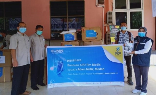 Perwakilan PT PGN memberikan Alat Perlindungan Diri (APD) ke Rumah Sakit Adam Malik Medan Senin, 6 April 2020. (Foto: PGN)