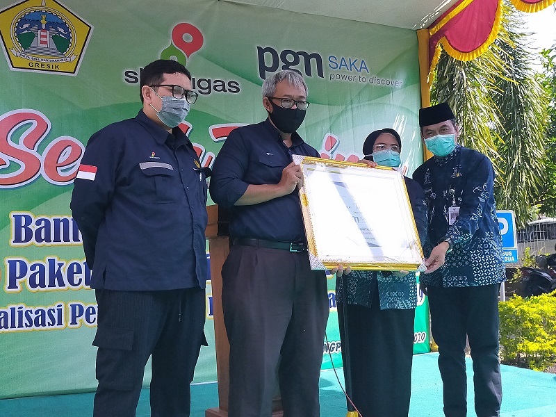 Foto dokumentasi saat perwakilan PGN Saka memberikan bantuan APD kepada Pemkab Gresik. (Foto: Istimewa)