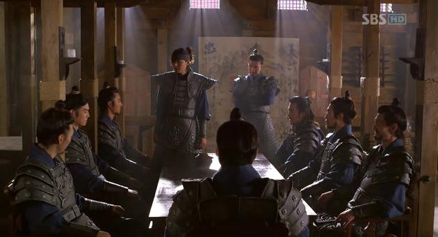 Salah satu adegan drama Korea (drakor) Faith - The Great Doctor, Choi Young bertemu anak buahnya di istana. (Foto: SBS)