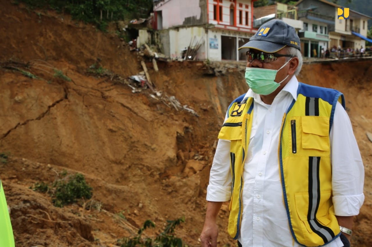 Menteri PUPR di lokasi bencana longsor di Sulawesi Selatan, Minggu 28 Juni 2020. (Kementerian PUPR) 