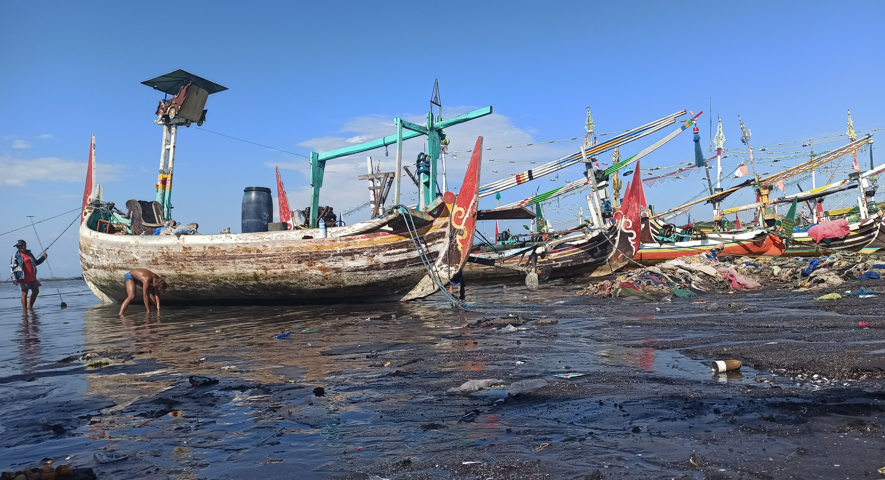 Sejumlah kapal milik nelayan Muncar bersandar di pelabuhan Muncar beberapa waktu lalu (foto: Hujaini/ngopibareng.id)