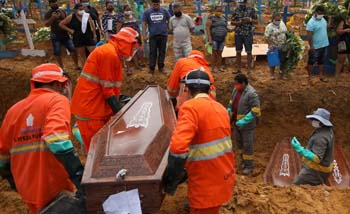 Petugas kesehatan memakamkan jenazah orang meninggal karena COVID-19 di pemakaman Parque Taruma di Manaus, Brazil. (Foto:Reuters)