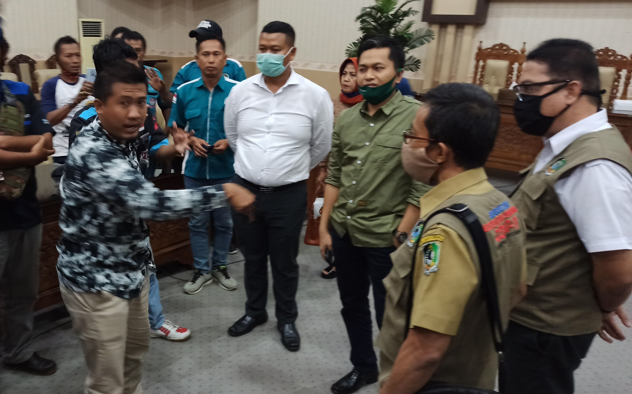 Apritias Dewanto (kiri) melontarkan protes dan meminta agar Pemkab memberikan kepastian kapan pelaksana rapid test gratis untuk sopir logistik (foto: Hujaini/ngopibareng.id)