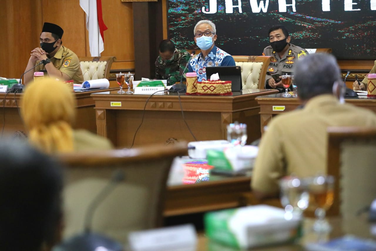 Gubernur Ganjar Pranowo memimpin Rapat Evaluasi Penanganan Covid-19 dengan Tim Gugus Tugas Percepatan Penanganan Covid-19 Provinsi Jawa Tengah di kantor Pemerintah Provinsi Jawa Tengah, Senin 29 Juni 2020. (Foto: Ist/Ngopibareng.id)