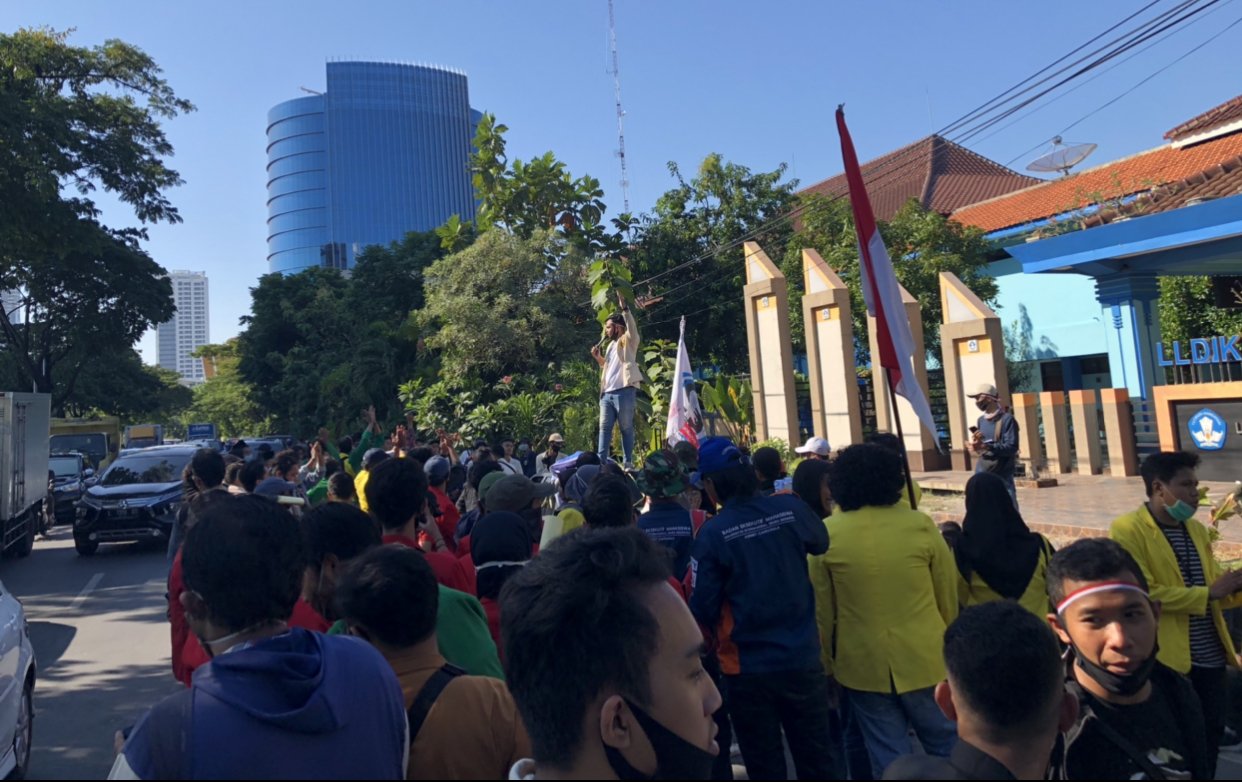 Ratusan mahasiswa PTS se-Jatim, saat melakukan aksi demonstrasi di Kantor LLDIKTI Jatim. (Foto: Andhi Dwi/Ngopibareng.id)