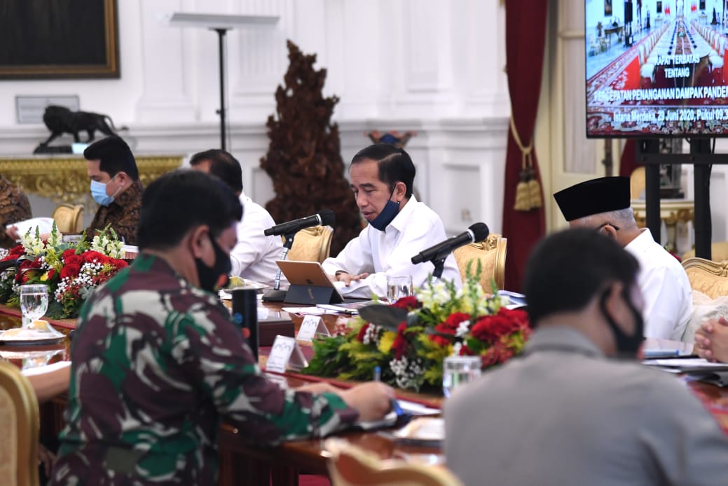 Presiden Joko Widodo pada rapat kabinet terbatas evaluasi penangan Covid-19 di Istana Negara 29 Juni 2020. (Foto: Setpres)