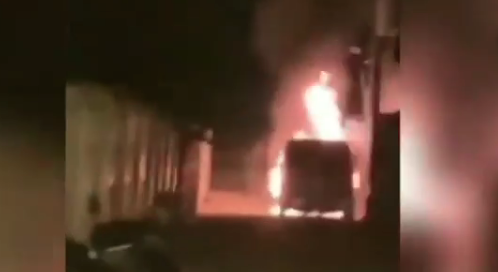 Video detik-detik mobil kendaraan pribadi via vallen terbakar (Foto: Dok @omg.indonesia.id)