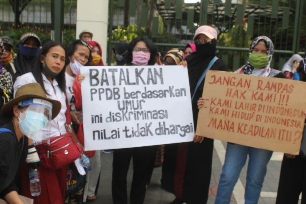 Walimurdi di Jakarta protes penggunaan umur dalam seleksi PPDB. (Asmanu Sudharso/Ngopibareng.id)