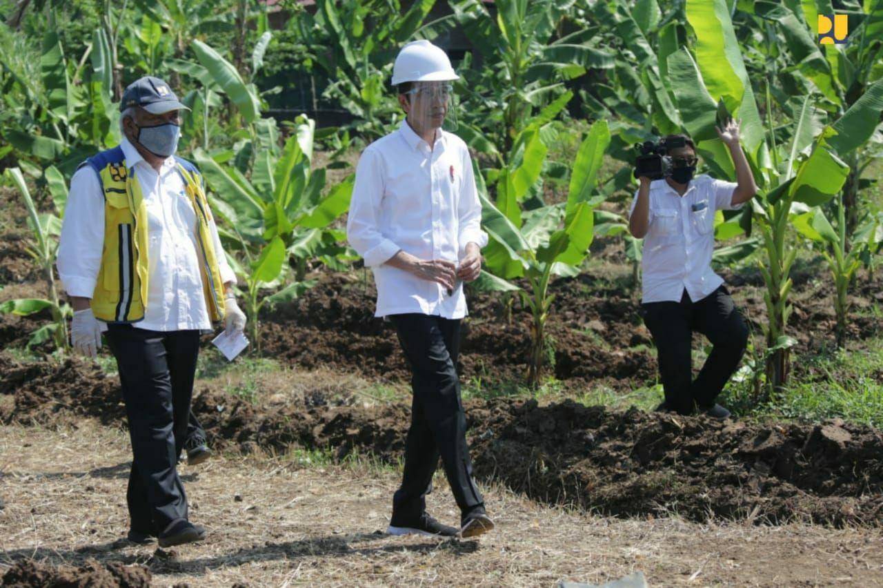Presiden Joko Widodo didampingi Menteri PUPR Basuki Hadimuljono mengunjungi lokasi P3-TGAI di Desa Ketanggan, Kabupaten Batang, Provinsi Jawa Tengah, Selasa 30 Juni 2020. (Kementerian PUPR)