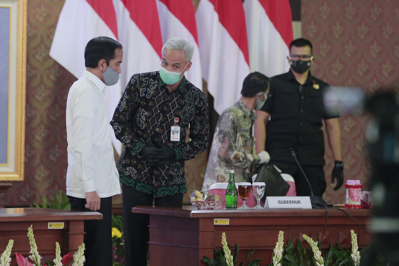 Presiden Joko Widodo ketika berdialog dengan Ganjar Pranowo. (Foto: Ist/Ngopibareng.id)