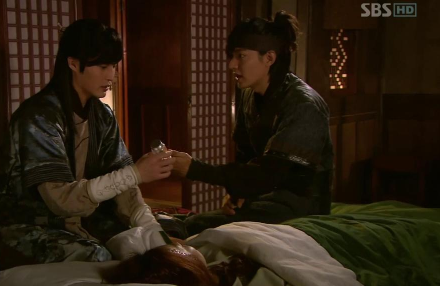 Salah satu adegan drama Korea (drakor) Faith - The Great Doctor, Choi Young mencari penawar racun untuk Eun Soo. (Foto: SBS)