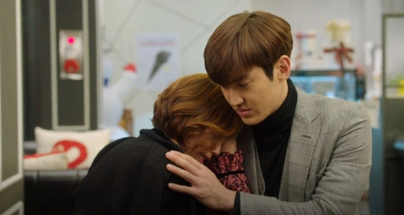 Salah satu adegan drama Korea (drakor) Revolutionary Love, Byun Hyuk menenangkan ibunya yang syok atas kasus suaminya, Pimpinan Byun. (Foto: tvN)