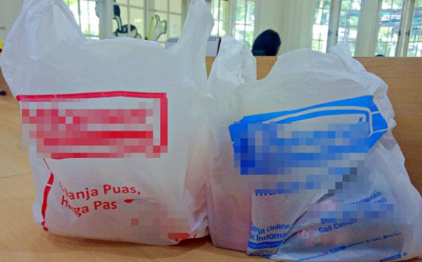 Ilustrasi kantong plastik belanjaan di minimarket. (Foto: Istimewa)