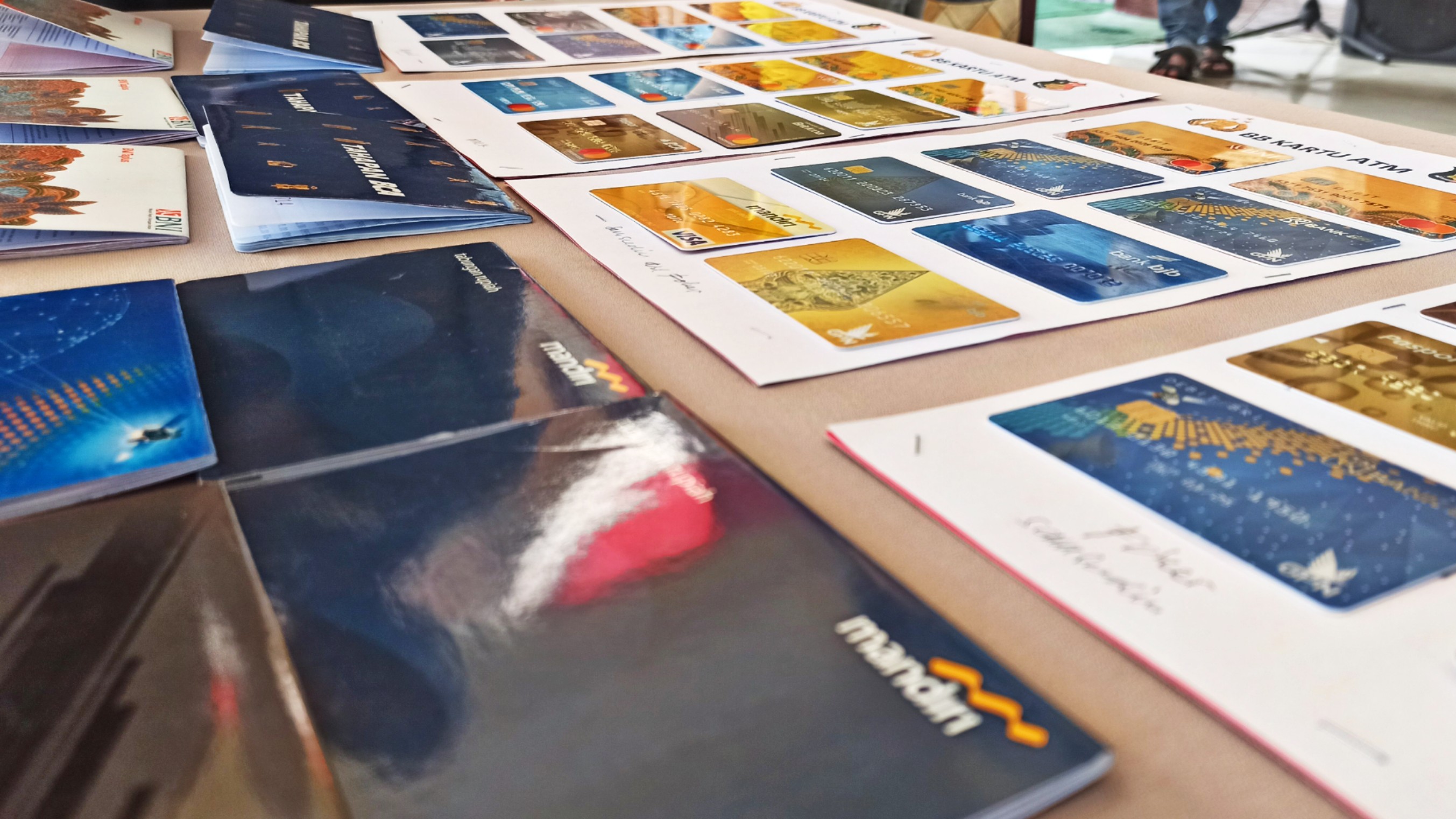 Puluhan Buku tabungan dan kartu ATM yang diamankan petugas Kepolisian dari komplotan penipuan online (foto:Hujaini/ngopibareng.id)