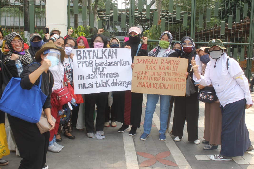Orang tua murid berunjuk rasa di depan Kantor Kemdikbud Jakarta, minta seleksi umur  PPDB dibatalkan. (Foto: Asmanu/ngopibareng.id)