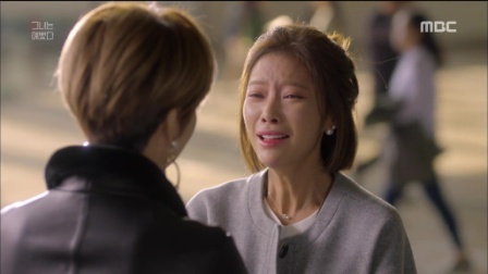 Salah satu adegan drama Korea (drakor) She Was Pretty, Hye Jin terharu menemukan Ha Ri di bandara. (Foto: MBC)