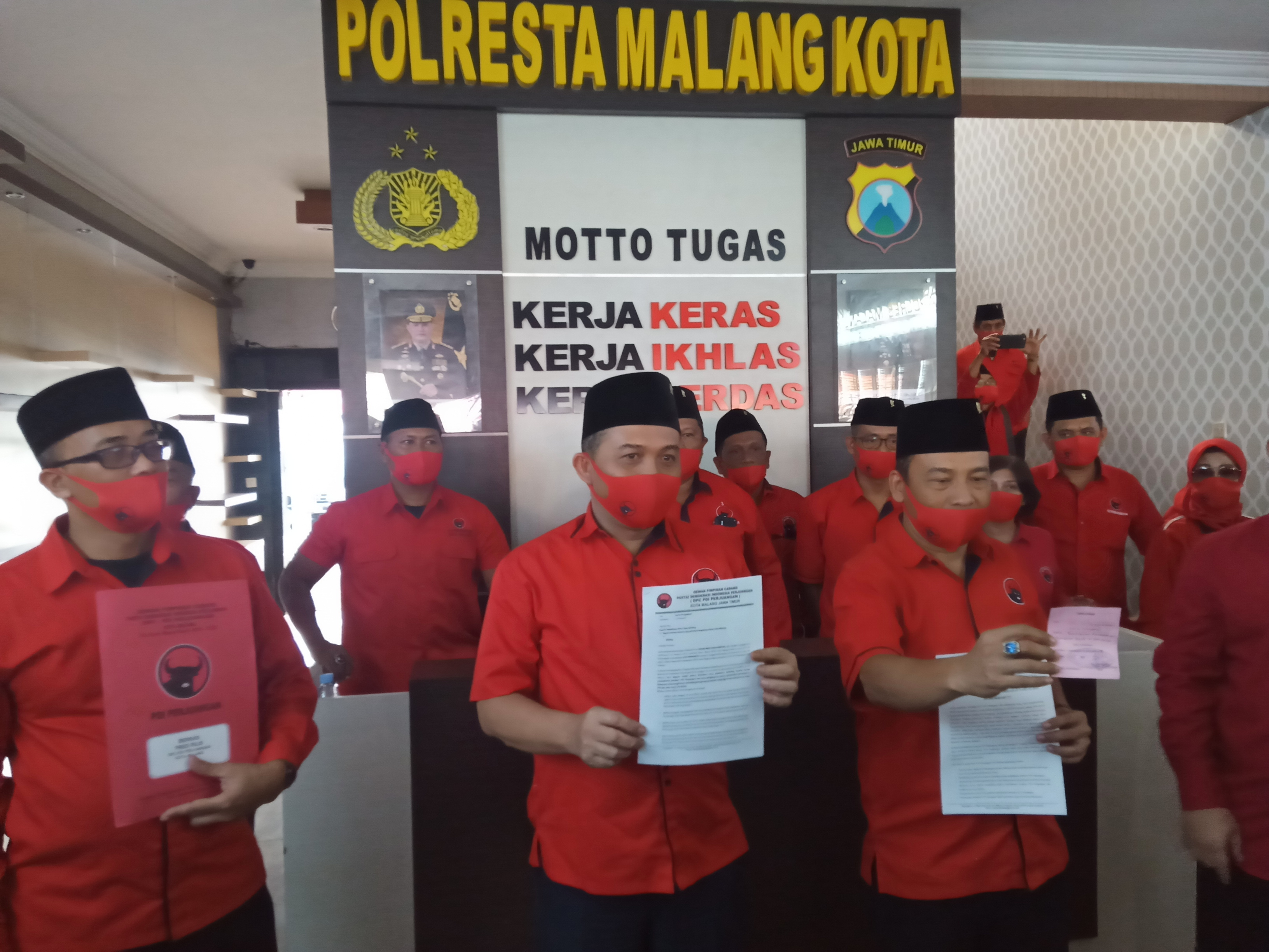 DPC PDI-P Kota Malang usai melayangkan surat pengaduan pembakaran bendera partai ke Mapolresta Malang Kota. (Foto: Lalu Theo/Ngopibareng.id)