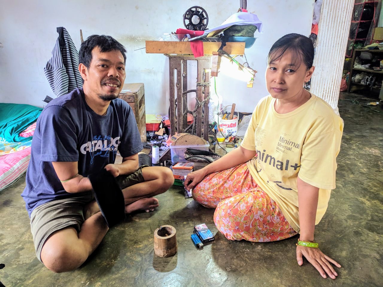 Joko Suwito (kiri) penyandang difabel penjual peci di Jombang dan istrinya Tutik Wahyuni (kanan) (Foto: M.Rizqi/Ngopibareng.id)