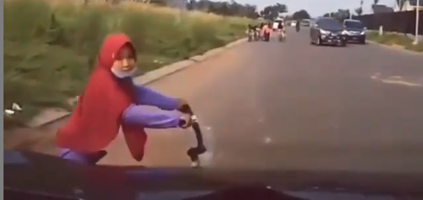 Tangkapan layar detik-detik sepeda mini anak perempuan terlindas mobil di jalan raya. (Foto: Dok @makassar_iinfo)
