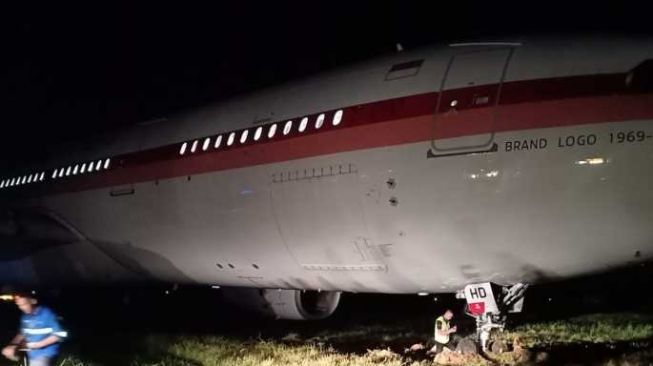Pesawat Garuda Indonesia yang tergelincir bernomor penerbangan GA613 dengan rute penerbangan Makassar-Jakarta. (Foto: Media Sosial)