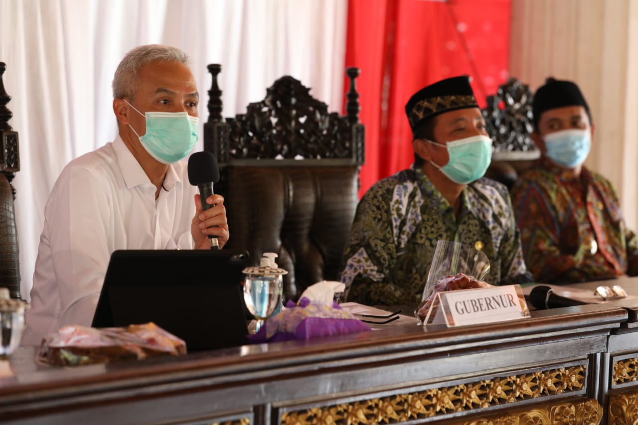 Gubernur Ganjar Pranowo saat memimpin rapat pembentukan satkorwil penanganan Corona. (Foto: Ist/Ngopibareng.id)