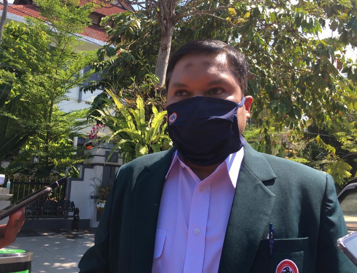 Ketua Ikatan Dokter Indonesia (IDI) Surabaya dr Brahmana Askandar, SpOG  saat ditemui di Balai Kota usai audiensi dengan Pemkot Surabaya. (Foto: istimewa)