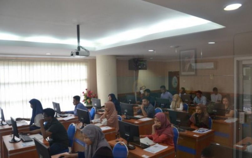 Unair mengaku menerima banyak keluhan tentang aturan baru yang diterikan oleh Walikota Surabaya Tri Rismaharini bagi calon mahasiswa peserta UTBK SBMPTN di Surabaya. Suasana UTBK di Unair sebelum pandemi. (Dok Unair)