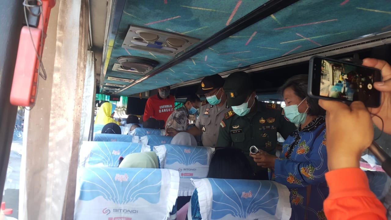 Satgas Penanganan Covid-19 saat memeriksa penumpang bus di Terminal Bayuangga, Kota Probolinggo, Jawa Timur. (Foto: Ikhsan Mahmudi/Ngopibareng.id)