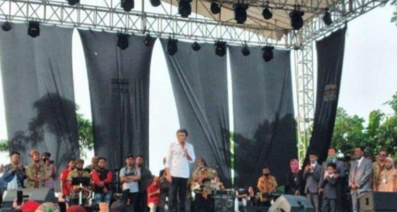 Raja Dangdut Rhoma Irama menyanyi dan tausiyah di acara sunatan anak keluarga Abah Surya Atmaja di Kampung Cisalah, Desa Cibunian, Kecamatan Pamijahan, Kabupaten Bogor, Jawa Barat, pada Minggu 28 Juni 2020. (Foto: Twitter/Instagram)