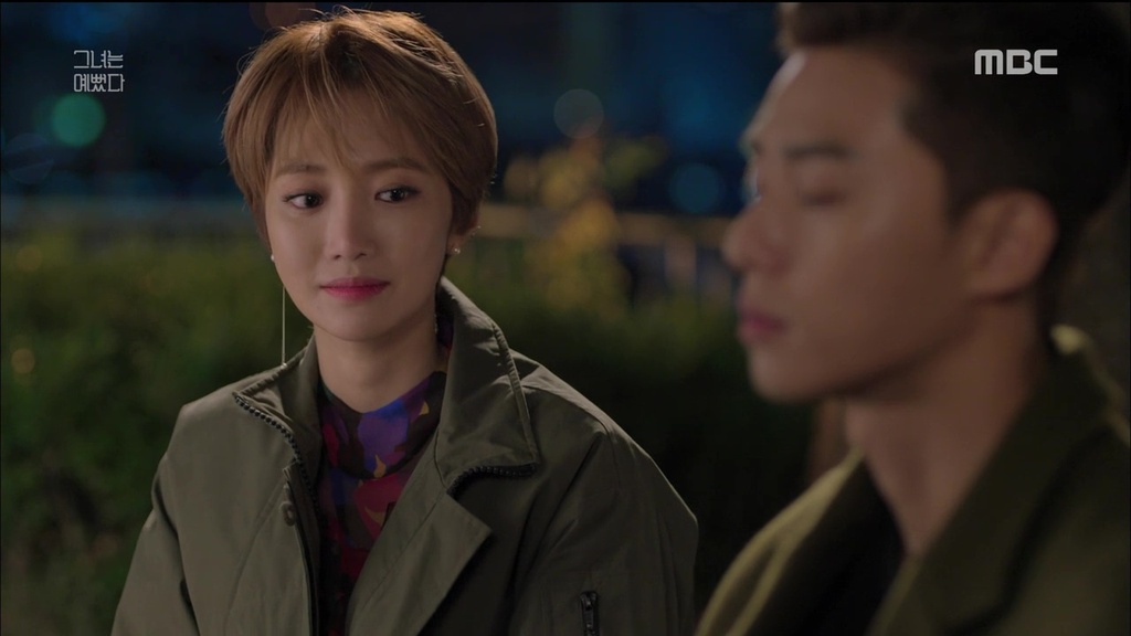 Salah satu adegan drama Korea (drakor) She Was Pretty, Sung Joon memaafkan kesalahan Ha Ri yang menyamar sebagai Hye Jin. (Foto: MBC)