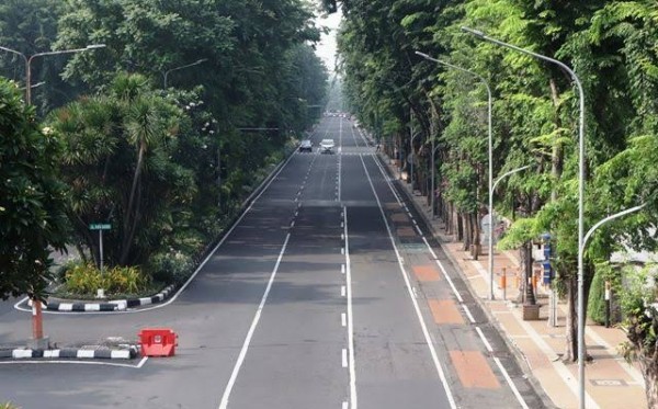 Salah satu jalan utama di Surabaya. (Foto: Antara)