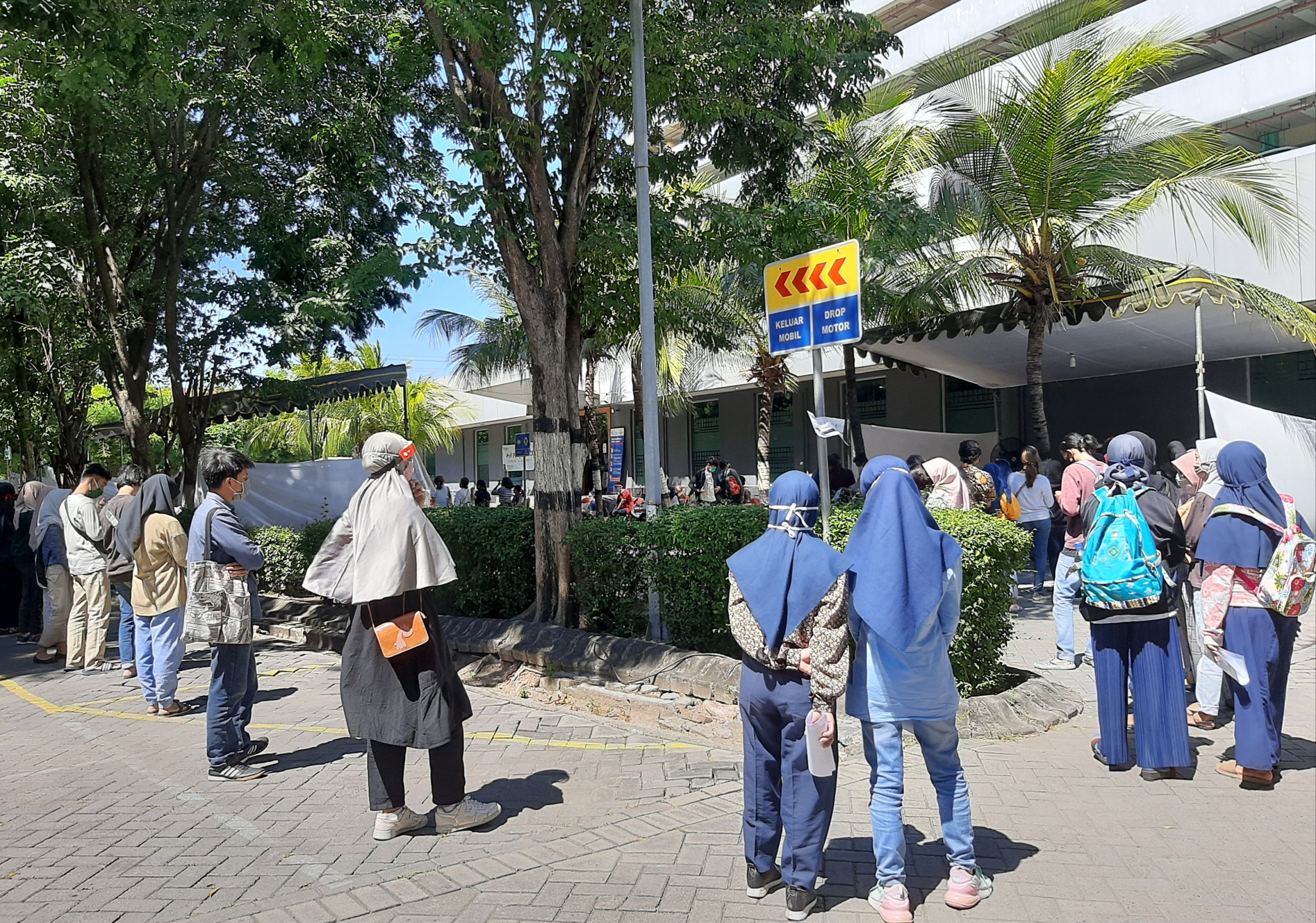 Antrian panjang terjadi di halaman parkir RSHU yang dijadikan tempat rapid tes untuk peserta UTBK. (Foto:Pita/ngopibareng.id)