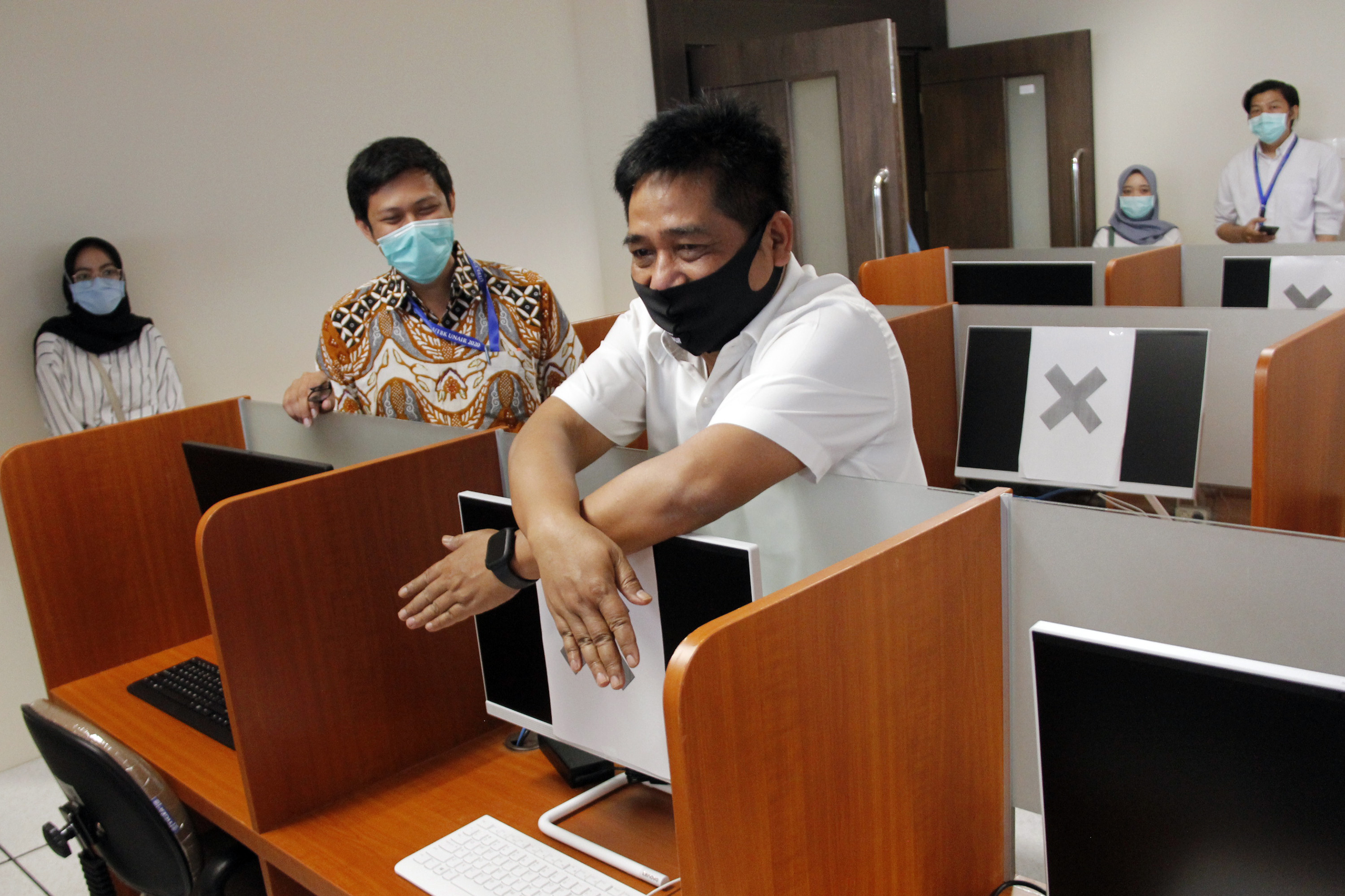 Panitia pelaksana UTBK melakukan pengecekan ruang ujian di Gedung Fakultas Farmasi Unair, Jalan Mulyorejo, Surabaya, Jumat 3 Juli 2020. (Foto: Fariz Yarbo/Ngopibareng.id)