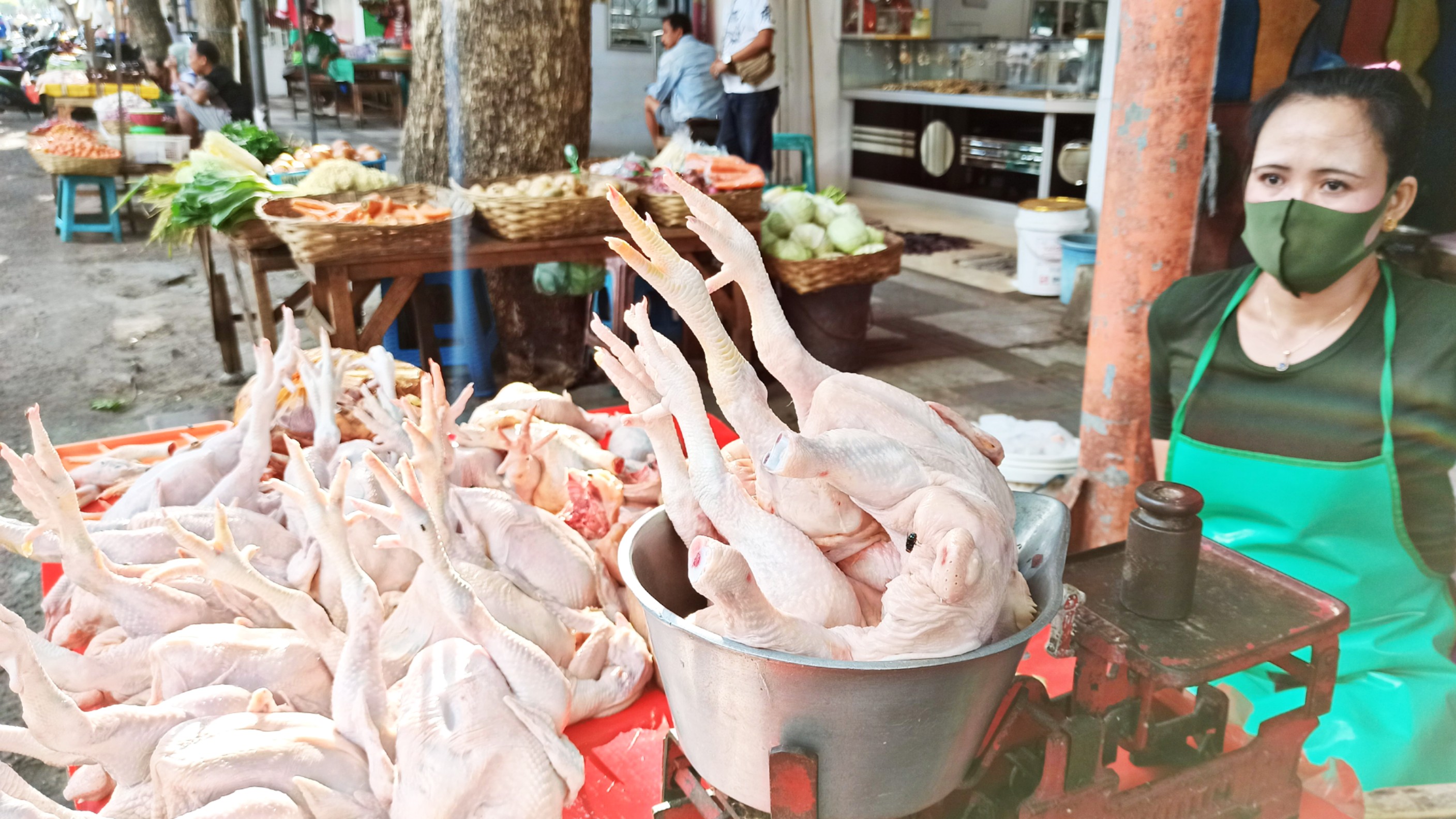 Susilowati salah satu pedagang ayam potong di pasar Induk Banyuwangi (foto:Hujainj/Ngopibareng.id)