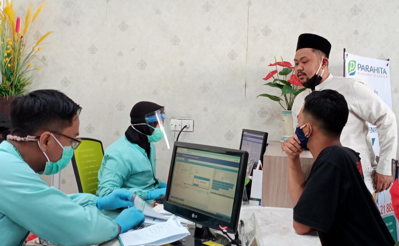 Ketua DPRD Gresik Fandi Ahmad Yani atau Gus Yani saat melakukan sidak ke laboratorium klinik swasta yang memberikan harga promo rapid test. (Foto: Azril Farih/Ngopibareng.id)