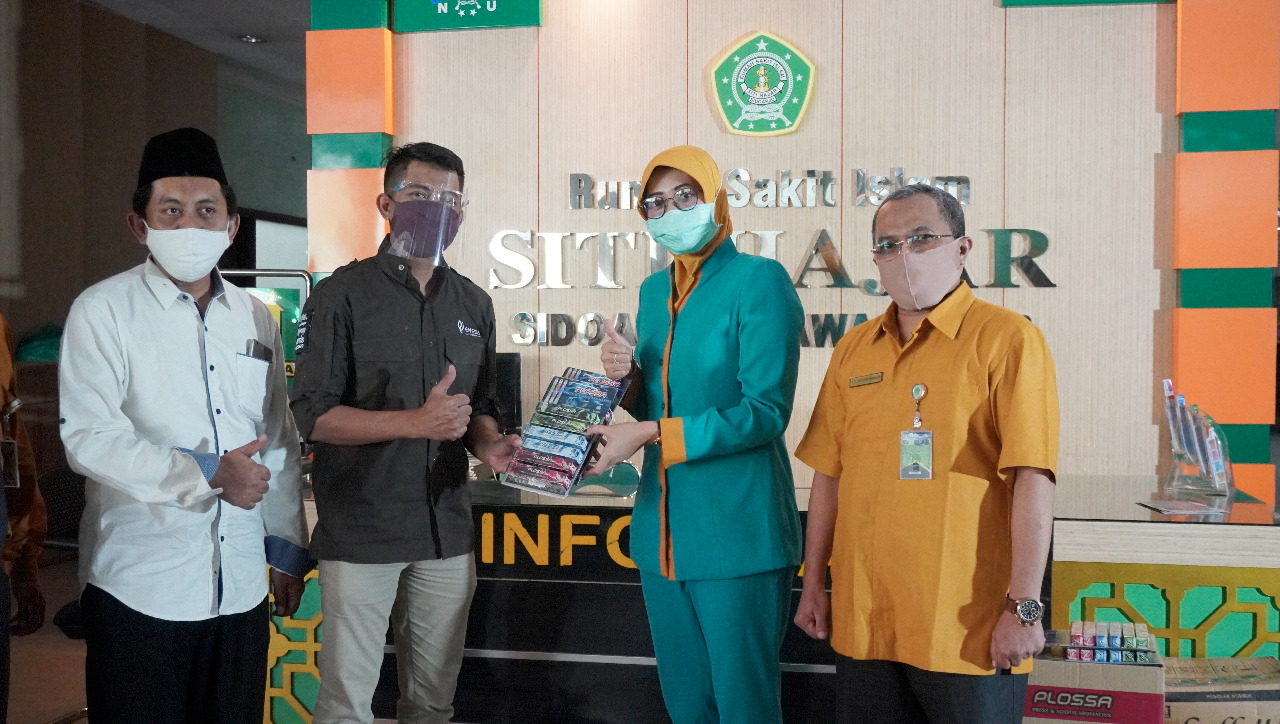 TTim Satgas Covid-19 PWNU Jatim bersama Perwakilan dari PT Sari Enesis Indah menyerahkan bantuan ke perwakilan RS Siti Hajar, Sidoarjo. (Foto: nu jatim)