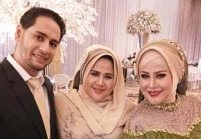 Pasangan Dhawiya Zaida dan suami, Muhammad Anis Basurrah, dan sang ibu Ratu Dangdut Elvy Sukaesih. (Foto: Instagram)