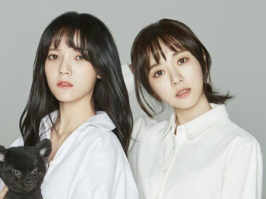 Jimin (kiri) dan Kwon Mina, member girl group AOA. (Foto: Dok. AOA)