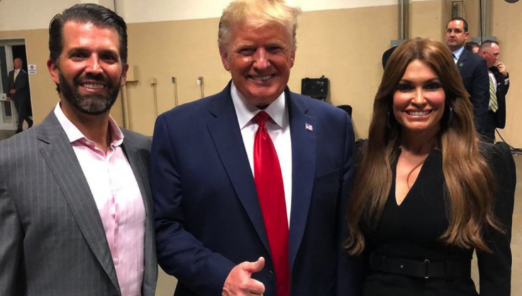 Kimberly Guilfoyle bersama pacar, Donald Trump Jr, dan Presiden Amerika Serikat Donald Trump. (Foto: Istimewa)