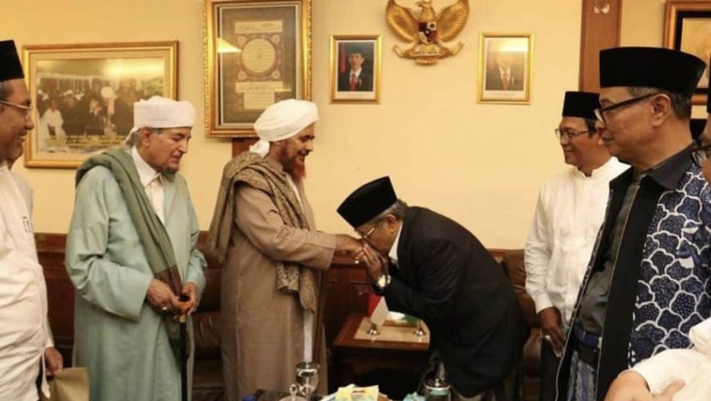 KH Said Aqil Siroj menerima kehadiran Habib Umar bin Hafidz di PBNU Jakarta. (Foto: nu-online)