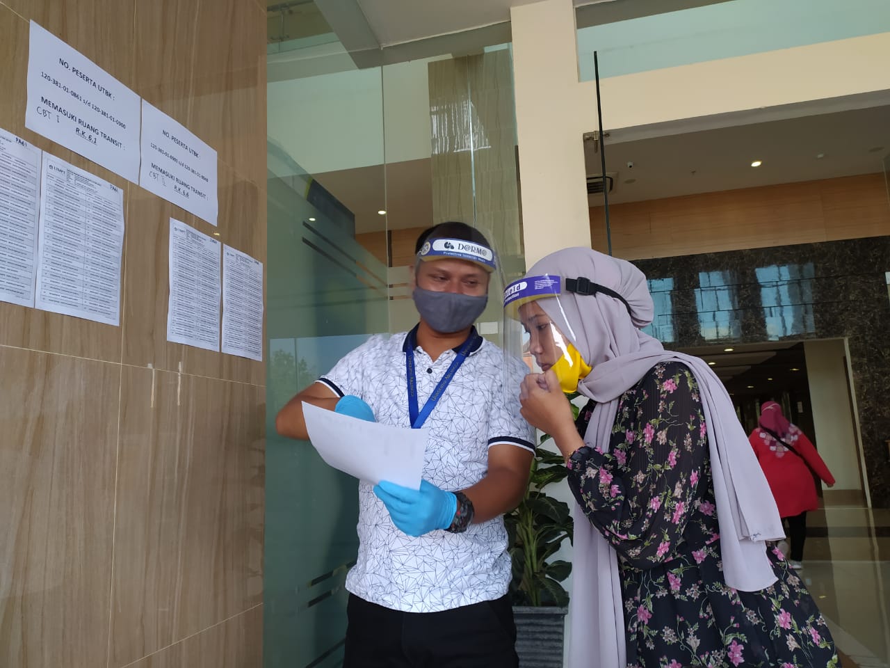  Pemeriksaan kelengkapan protokol covid-19 dan kelengkapan peserta (foto:Pita Sari/Ngopibareng.id)